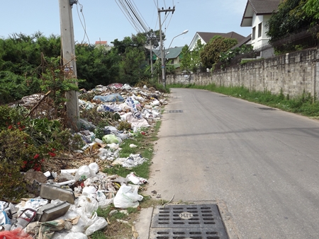 Apparently Pattaya’s Sanitation Office sanitation office knows about this illegal dumping, but is doing nothing about it. 