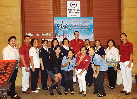 Hotel General Manager Michael Delargy (back row center) along with members of the Thai Red Cross Society Banglamung chapter and hotel employees gather for a fun commemorative photo.