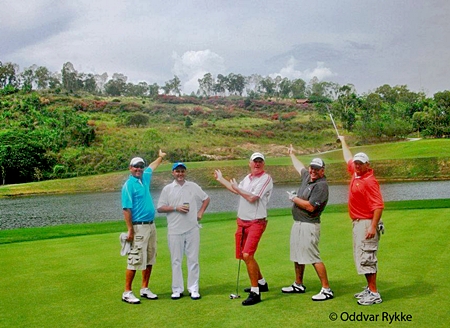Oddvar, Mark, Bob, Gareth & Steve ponder “that” hole at Wangjuntr. 