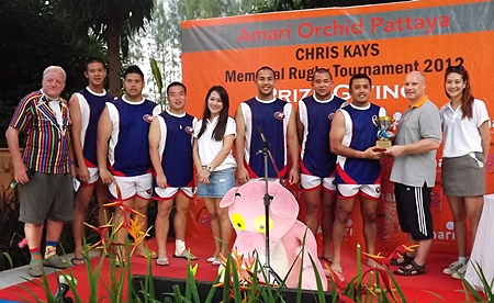 David Cumming, General Manager of the Amari Orchid Pattaya, 2nd right, presents the Cup to the Thai Barbarians.