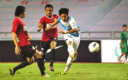Pattaya United’s Kim Do-Yeon (20) scores his side’s second goal against BBCU at the Rajamangala National Stadium in Bangkok, Saturday, May 5. (Photo/Pattaya United FC)