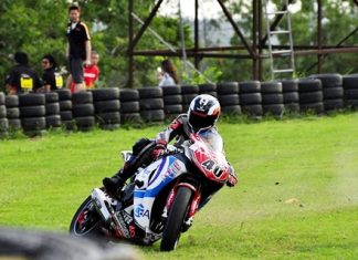 Ben Fortt crashes out on lap 6 of the opening round of the 2012 Superbike national championships at Bira International racing circuit, Pattaya, Sunday, May 27. (Photo courtesy of Hiro)