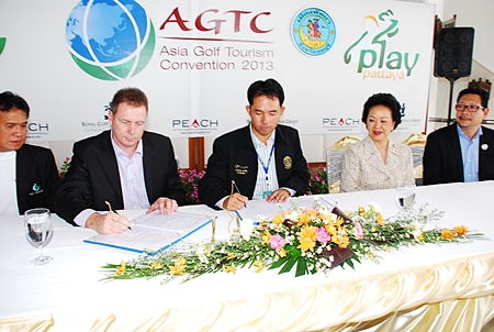 Itthiphol Kunplome, the Mayor of Pattaya signs the agreement with Peter Walton, CEO at IGATO, to host the 2nd Asia Golf Tourism Convention.  Also in the photo are are Panga Vathanakul, the Managing Director of the Royal Cliff Hotels Group, and Mike Mesommonta, from the EGA (East Coast Golf Course Management Association). 