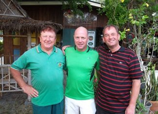 Ian Heddle, centre, with Brian Maddox, left, and Stuart Tinkler after their fine rounds at Khao Kheow on Monday.