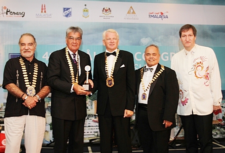 Enrique Quesada, Dale Lawrence, Andrew Wood, Gerry Perez and Marco Battistotti present the ‘Personality of the Year’ ward posthumously in honor of Malai Sakolviphak. 