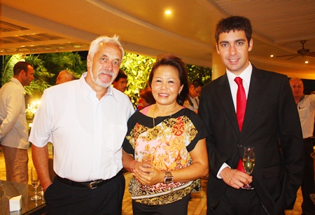(L to R) Hartmut C. Loos, Nittaya Hongloylom and Diego Garcia from Santa Carolina wines.