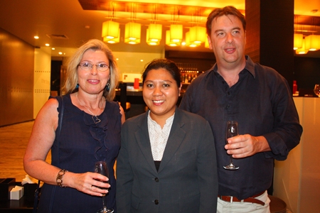 (L to R) Sue Mossom, Imee Manzo, Dusit Club Manager of Dusit Thani Pattaya and Graeme Mossom.