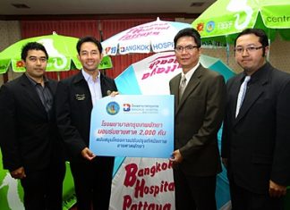 In an effort to help Pattaya City beautify our beaches, Pichit Kangwoljit, director of the Bangkok Hospital Pattaya, recently donated 2,000 beach umbrellas to Mayor Itthiphol Kunplome.