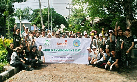 To commemorate World Environment Day June 5, a combined team of staff and officials from the Amari Orchid Pattaya, the Naklua Bay Preservation Group and the Pattaya Public Health and Environment Department together with almost 100 students from Banglamung School participated in the ‘Pick Up Garbage, Love the Sea’ campaign to clean up the Nokyang Canal in Naklua.