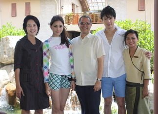 The Centara Grand Mirage Beach Resort Pattaya, led by GM Andre Brulhart (centre), Usa Pookpant (left), PR Manager and Ratchamas Muksriprasert (right), Manager of SPA Cenvaree welcomed actors Dome-Pakorn Lam (2nd right), and Mai-Davika Hoorne (2nd left) who were at the resort recently for the shooting of Tawan Torsaeng TV series.