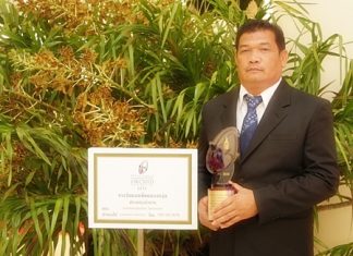 Somchai Janchai, chairman of the Tambol Administrative Organisation of Nong Kham in Sriracha district of Chonburi, proudly holds the HRH Princes Maha Chakri Sirindhorn Cup which he received for his winning entry of the ‘Grammatophyllum Speciosum’ the world’s largest orchid. The fair saw more than 80,000 orchids of various species found in Thailand on show.