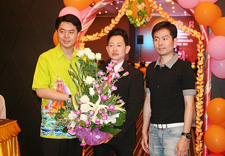 Porames Ngampichet (left), MP of Region 7 Chonburi attended a party at the J.A. Villa to extend his congratulations to Thonazup Noisa-ad (centre), editor of Khao Ded paper, on the auspicious occasion of their 10th anniversary.