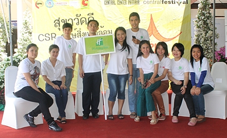 Staff of the Holiday Inn Pattaya joined in a clean-up campaign organized by the Central Festival Pattaya Beach and their group of companies recently. They concentrated on cleaning local temples and planting trees. 