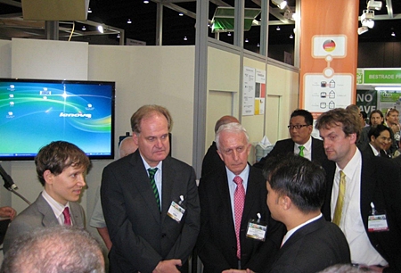 Dr. Ingo Winkelmann (2nd left) and Karl Heinz Heckhausen, president of the Thai-German Chamber (3rd from left) answer questions from interested visitors. 