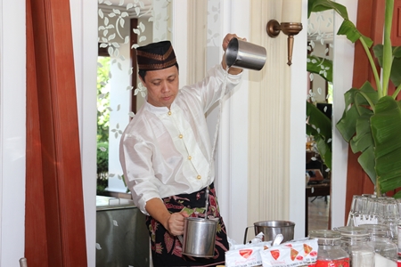 Kean Boon, the hotel’s Resident Manager, shows off the fine art of making ‘teh tarik’ (pulled tea) at his very own ‘kopi tiam’.