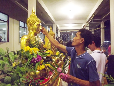 At Wat Nong Or, Central Pattaya, apart from performing the Wien Thien ceremony, citizens could paste gold papers on Lord Buddha’s statue.