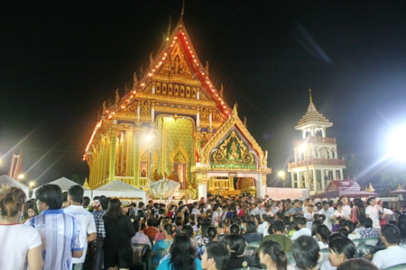 Before the Wien Thien ceremony, monks preach the dharma to thousands of Buddhists in Pattaya City.