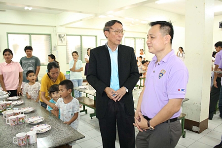Chonburi Immigration Police Commissioner Col. Chaiyot Varakjunkiat chats with orphanage director, Rev. Michael Veera Phangrak.