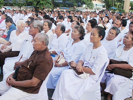 About 1,000 local residents attended Sattahip’s celebration of 2,600 years of Buddhist enlightenment. 