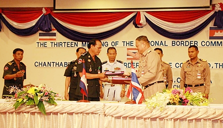 Thai Vice Adm. Pongsak Pooriroj and Cambodian Adm. Kaew Samual agree to cooperate on economics and border stability. 