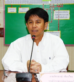 Chonburi Deputy Gov. Phakhornthorn Thienchai presides over a budget-planning session at Pattaya City Hall. 