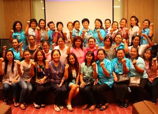 Naowarat Khakhay (back row, 6th from right) and representatives from various communities in Pattaya City pose for a group picture with the committee of Thai Women Empowerment Funds and officers of Pattaya Social Welfare.