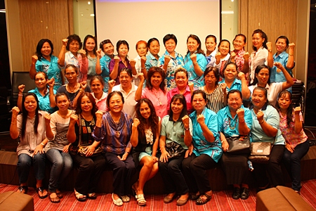 Naowarat Khakhay (back row, 6th from right) and representatives from various communities in Pattaya City pose for a group picture with the committee of Thai Women Empowerment Funds and officers of Pattaya Social Welfare. 