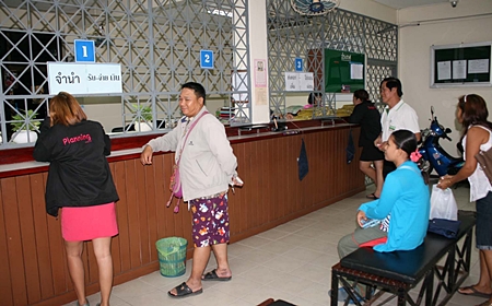 Customers visit Pattaya Pawn Shop only to learn it has temporarily run out of cash. 