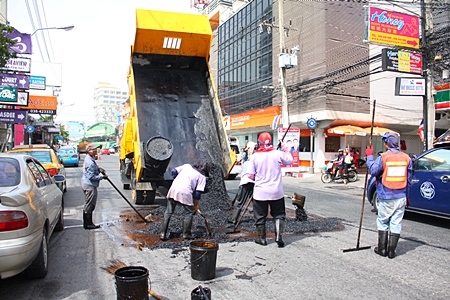Pattaya Public Works sent out a crew to fix Second Road after receiving complaints from citizens. 