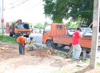 This PEA crew is hard at work installing new high-voltage power poles to enhance service in North Pattaya.