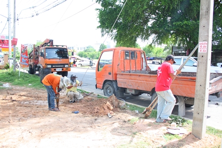 This PEA crew is hard at work installing new high-voltage power poles to enhance service in North Pattaya. 