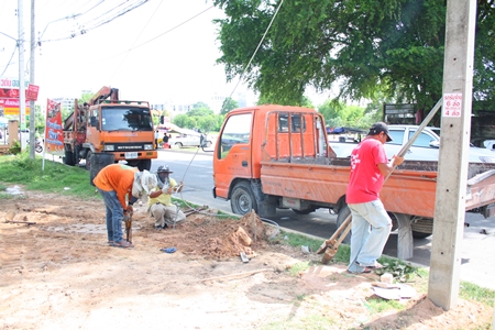 This PEA crew is hard at work installing new high-voltage power poles to enhance service in North Pattaya. 