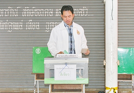 Newly reelected Mayor Itthiphol Kunplome casts his vote at the 12th election unit in Region 2, Central Pattaya. 