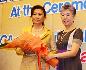 Prof. Dr. Janjira Wongkhomthong presents flowers to Nittaya Patimasongkroh (left).