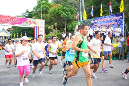 Runners and walkers get underway on their route around Phratamnak Hill. 