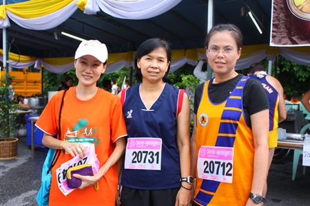 Runners from the Suan Tamnak Nam Chonburi Club line up at the start. 