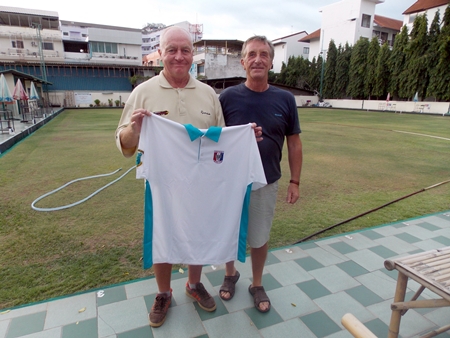 Brumi John receives the PSC Champion’s top from Dave. 