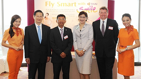 Chartsiri Sophonpanich (2nd left), President, Bangkok Bank Public Company Limited, Pandit Chanapai (3rd left), THAI Executive Vice President, Commercial, Tony Shale (2nd right), CEO, Asia, Euromoney Institutional Investor, and Wasukarn Visansawatdi (3rd right), THAI Executive Vice President, Finance and Accounting.
