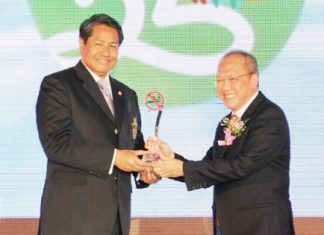 Privy Councilor Palakorn Suwannarat (left) and Chatchawal Supachayanont during award ceremonies in Bangkok marking World No-Tobacco Day 2012.