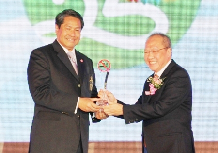 Privy Councilor Palakorn Suwannarat (left) and Chatchawal Supachayanont during award ceremonies in Bangkok marking World No-Tobacco Day 2012. 