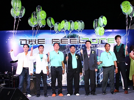 Wornchai Phakdeesaneha, MD of Real Estate of Porchalnd Group, center, and Phokpol Phakdeesanwha, MD of Porchland, 2nd right, stand with Chonburi MP Porames Ngampichet, 3rd right, and other dignitaries and presenters at the launch of The Feelture condominium. 