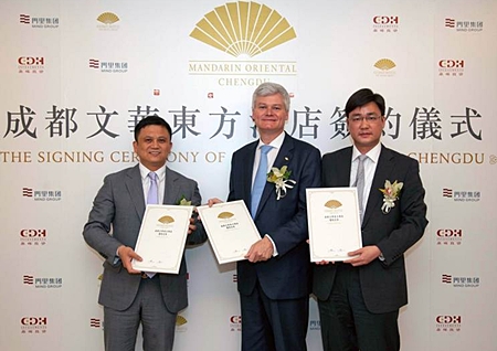 (L to R) Chen Dong, Project Founder of Chengdu Mind River Land Co. Ltd; Andrew Hirst, Operations Director – Asia of Mandarin Oriental Hotel Group; and Xie Xiangping, Managing Director of CDH Investments exchange contracts at a press announcement in June. 