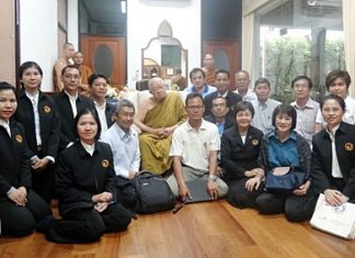 Sopin Tappajug, MD of the Diana Group along with Yattipong Intrarat, civil engineer at Pattaya City Hall, Sakran Wattana, a renowned Yoga teacher and Saming Suebsakul chairman of the ‘Dharma Online’ program made a pilgrimage to pay their respects to Chief Abbot Viriyang Sirinatarro of Wat Thammongkol in Bangkok recently. The pilgrims made a donation of over one million baht to support the good work of spreading the holy Buddhist scriptures.