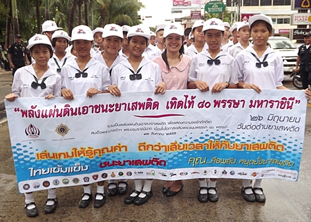 Pattaya School No. 5 students and teachers join the campaign against drugs.