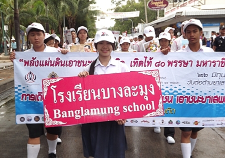 Banglamung students voice their anti-drug message.