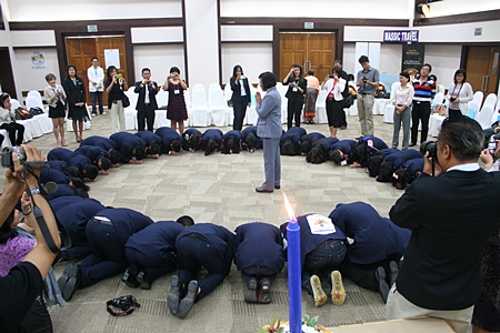 YE Chair Onanong Siripornmanut lights the sacred candle and gives her blessings to the children as they pay their respects to this most benevolent human being.