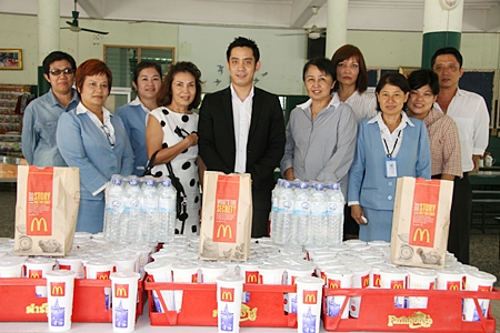 Lunch was provided by the Pattaya Memorial Hospital who treated the children to burgers and fries.