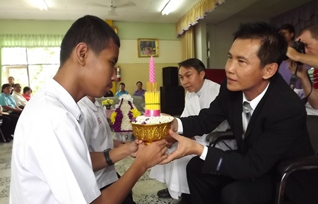 Students pay respect to Ekawat Usaneepan, deputy director of Chonburi Primary Education Region 3.