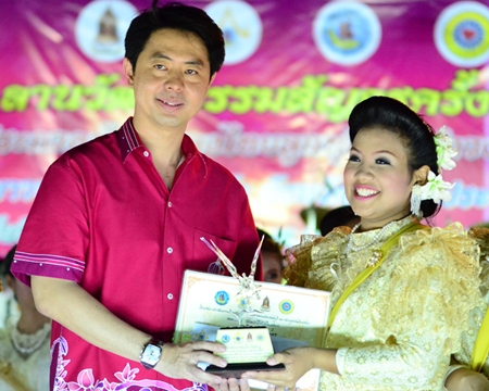 Chonburi MP, Poramet Ngampichet presents a trophy to first runner-up Phavikorn Chuangpanya from Pattaya School No. 8.
