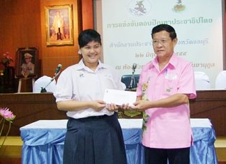 Thittirat Sritheerawiroj from the Chonburi Public Relation Department awards one of the winners.